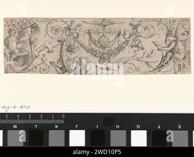 Ornamento con bacco e una donna inginocchiata, Cornelis Massijs, c. 1550 stampa al centro un mostro a due teste che canta da un libro di musica, posto su una donna inginocchiata. Guarda Bacco, che ha un bicchiere. A destra un uomo seduto che tiene un libro di musica con entrambe le mani. Incisione di carta di Anversa (storia di) Bacco (Dioniso), Liber. musica vocale, canto. esseri antropomorfi (leggendari o meno) con teste, arti o organi di numero anormale, in luoghi anormali o di forma anormale) Foto Stock