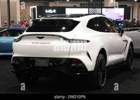 Philadelphia, Pennsylvania, U.S.A - 14 gennaio 2024 - la vista posteriore del colore bianco della Aston Martin DBX 707 del 2023 Foto Stock