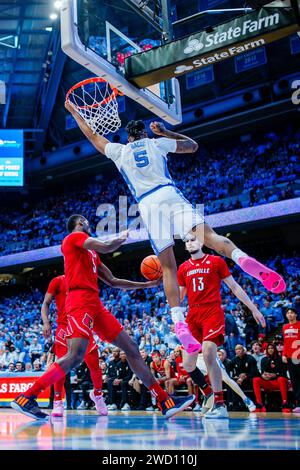 Chapel Hill, North Carolina, Stati Uniti. 17 gennaio 2024. L'attaccante dei North Carolina Tar Heels Armando Bacot (5) sfreccia contro i Louisville Cardinals nella partita di basket NCAA al Dean Smith Center di Chapel Hill, North Carolina. (Scott Kinser/CSM). Credito: csm/Alamy Live News Foto Stock