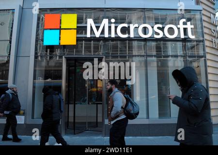 New York, Stati Uniti. 17 gennaio 2024. I pedoni camminano davanti all'ufficio Microsoft nel centro di Manhattan, New York City. Credito: SOPA Images Limited/Alamy Live News Foto Stock