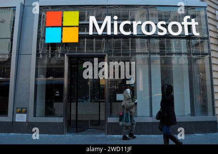 New York, Stati Uniti. 17 gennaio 2024. I pedoni camminano davanti all'ufficio Microsoft nel centro di Manhattan, New York City. (Foto di Jimin Kim/SOPA Images/Sipa USA) credito: SIPA USA/Alamy Live News Foto Stock