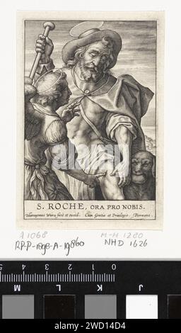 H. Rochus, Hieronymus Wierix, 1563 - prima del 1619 stampa San Rochus, vestito da pellegrino, accompagnato dal suo cane. Solleva il suo tunica per mostrare l'interno della coscia, il luogo dove la peste di solito pubblica per la prima volta. Un angelo sente la ferita sulla gamba. Carta di Anversa incisione del confessore e pellegrino Roch (noi) (Rocco, Rocco) di Montpellier; possibili attributi: angelo (con scatola di unguento o cucchiaio), cane (a volte con pagnotta), (puntando) punto di peste sulla coscia, conchiglia del pellegrino, bastone, cappello e portafoglio (+ angelo(i))) Foto Stock