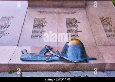 Dettaglio di un casco e di un fucile in un memoriale di guerra delle forze armate militari per morti, soldati uccisi nei conflitti moderni, incluso l'Afghanistan. Al Panfilo Foto Stock