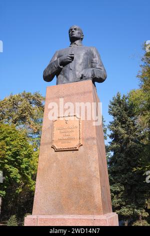 Una scultura di Ivan Panfilov, un generale militare russo sovietico che servì durante la seconda guerra mondiale, la grande guerra patriottica. Al Parco Panfilov di Almaty, Kazakistan Foto Stock