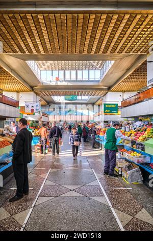 Guardando in una delle file, molti venditori e bancarelle che vendono frutta fresca. Presso il principale mercato alimentare locale dell'era sovietica, il Bazar verde. Ad Almaty, Kaz Foto Stock