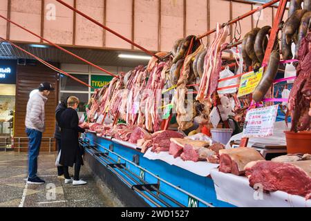 Una vista della carne, della sezione macelleria, di molti venditori ambulanti, di bancarelle che vendono carne di cavallo e salsicce di cavallo. Presso il principale mercato alimentare locale dell'era sovietica, il Green Foto Stock