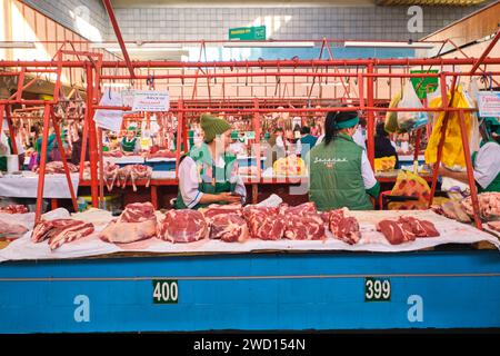 Una vista della carne, della sezione macelleria, di molti venditori ambulanti, di bancarelle che vendono carne di cavallo e salsicce di cavallo. Presso il principale mercato alimentare locale dell'era sovietica, il Green Foto Stock