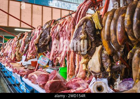 Una vista della carne, della sezione macelleria, di molti venditori ambulanti, di bancarelle che vendono carne di cavallo e salsicce di cavallo. Presso il principale mercato alimentare locale dell'era sovietica, il Green Foto Stock