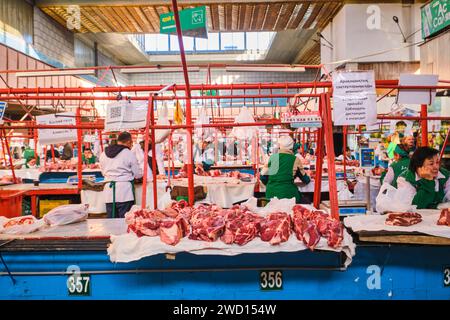 Una vista della carne, della sezione macelleria, di molti venditori ambulanti, di bancarelle che vendono carne di cavallo e salsicce di cavallo. Presso il principale mercato alimentare locale dell'era sovietica, il Green Foto Stock