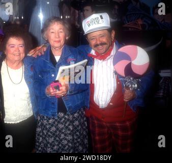 Beverly Hills, California, USA 26 novembre 1996 (L-R) gli attori originali di Munchkin Margaret Pellegrini, Ruth Duccini e Jerry Maren partecipano all'evento del 50° anniversario del Wizard of Oz al Planet Hollywood Beverly Hills il 26 novembre 1996 a Beverly Hills, California, USA. Foto di Barry King/Alamy Stock Photo Foto Stock