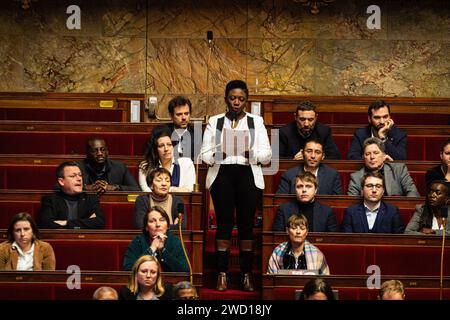 Parigi, Francia. 17 gennaio 2024. Danièle Obono, deputato del gruppo parlamentare de la France Insoumise, interviene durante le interrogazioni alla sessione del governo all'Assemblea nazionale. Una sessione settimanale di domande al governo francese all'Assemblea Nazionale al Palais Bourbon di Parigi. (Foto di Telmo Pinto/SOPA Images/Sipa USA) credito: SIPA USA/Alamy Live News Foto Stock