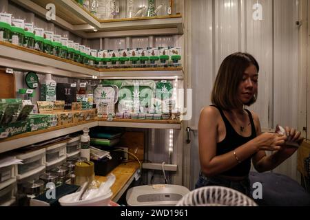 Bangkok, Thailandia. 17 gennaio 2024. Un venditore in un dispensario di cannabis nel distretto di Nana a Bangkok, Thailandia, 17 gennaio 2024. Il nuovo governo thailandese ha introdotto un disegno di legge per modificare l'attuale legislazione sulla cannabis al fine di vietare l'uso ricreativo della cannabis dopo che il paese ha depenalizzato la cannabis ricreativa nel 2022. (Immagine di credito: © Valeria Mongelli/ZUMA Press Wire) SOLO USO EDITORIALE! Non per USO commerciale! Foto Stock