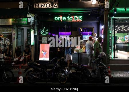 Bangkok, Thailandia. 17 gennaio 2024. La gente passa davanti a un dispensario di cannabis nel quartiere di Nana a Bangkok, Thailandia, 17 gennaio 2024. Il nuovo governo thailandese ha introdotto un disegno di legge per modificare l'attuale legislazione sulla cannabis al fine di vietare l'uso ricreativo della cannabis dopo che il paese ha depenalizzato la cannabis ricreativa nel 2022. (Immagine di credito: © Valeria Mongelli/ZUMA Press Wire) SOLO USO EDITORIALE! Non per USO commerciale! Foto Stock