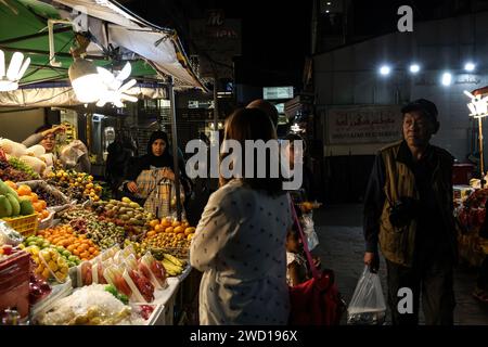 Bangkok, Thailandia. 17 gennaio 2024. La gente cammina davanti a una bancarella di frutta nel quartiere arabo di Bangkok, Thailandia, 17 gennaio 2024. (Immagine di credito: © Valeria Mongelli/ZUMA Press Wire) SOLO USO EDITORIALE! Non per USO commerciale! Foto Stock