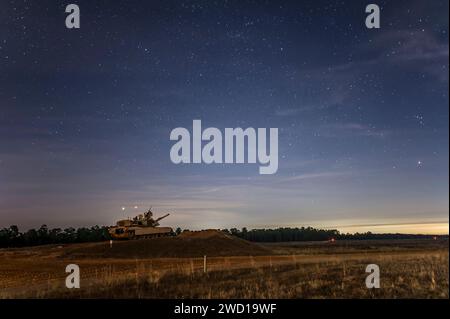 Un carro armato M1A2 SEP Abrams è pronto a sparare di notte, Fort Stewart, Georgia. Foto Stock
