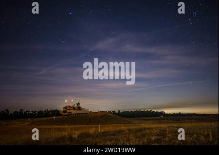 Un carro armato M1A2 SEP Abrams è pronto a sparare di notte, Fort Stewart, Georgia. Foto Stock