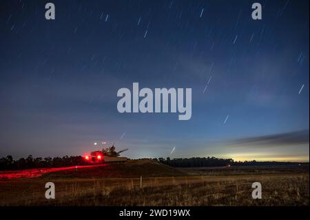Un carro armato M1A2 SEP Abrams è pronto a sparare di notte, Fort Stewart, Georgia. Foto Stock