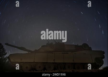 Un carro armato M1A2 SEP Abrams è pronto a sparare di notte, Fort Stewart, Georgia. Foto Stock