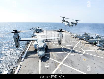 Un MV-22 Osprey decolla dal ponte di volo della USS Somerset. Foto Stock