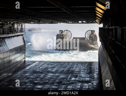 Landing Craft Air Cushion approcci ben coperta della USS Makin Island. Foto Stock