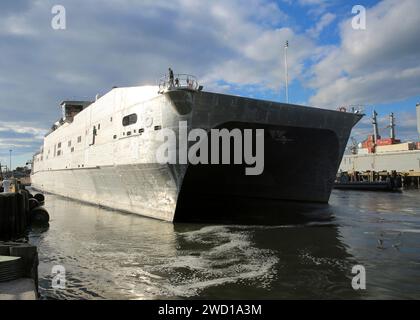 La USNS Brunswick parte dalla Joint Expeditionary base Little Creek-Fort Story a Virginia Beach, Virginia. Foto Stock