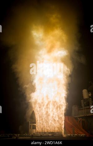 Uno Standard Missile-3 Block IIA viene sparato a bordo del cacciatorpediniere guidato USS John Paul Jones. Foto Stock