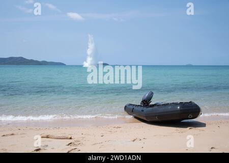 Una carica di demolizione subacquea è iniziata durante Cobra Gold 2017 a Sattahip, Thailandia. Foto Stock