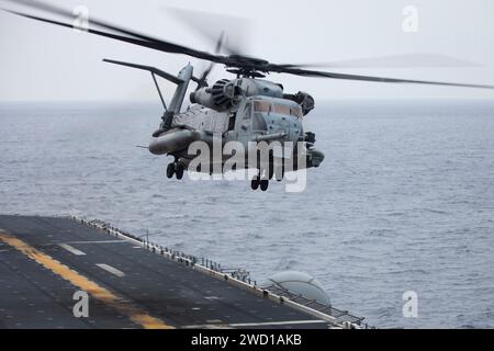 Un elicottero CH-53 Super Stallion decolla dalla USS Bonhomme Richard. Foto Stock