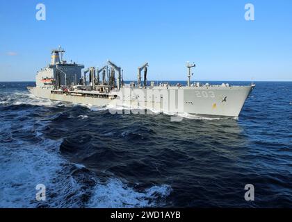 Oliatore per rifornimento flotta USNS Laramie durante un rifornimento in mare. Foto Stock