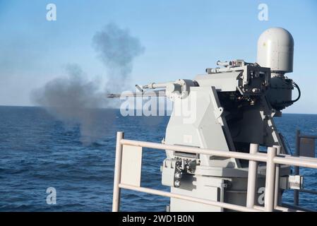 La nave d'assalto anfibio USS Kearsarge spara un Mark 38 25mm. Foto Stock