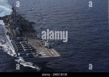 La nave d'assalto anfibia USS Bataan con MV-22B Ospreys e CH-53E Super Stallions in cabina di volo. Foto Stock