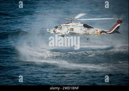 Un elicottero MH-60R Sea Hawk al largo della costa di San Diego, California. Foto Stock