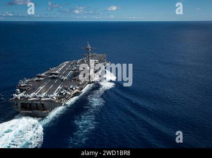 La portaerei della classe Nimitz USS Carl Vinson transita nel Mar delle Filippine. Foto Stock