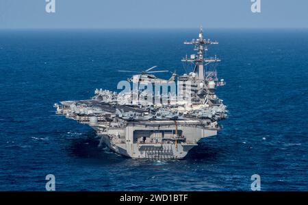 Un elicottero MH-60R Sea Hawk vola sopra la portaerei USS Carl Vinson. Foto Stock