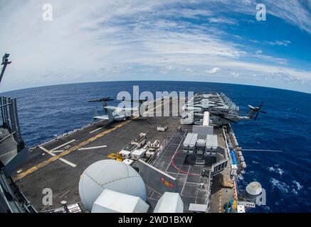 La nave d'assalto anfibia USS Makin Island transita nell'Oceano Pacifico. Foto Stock