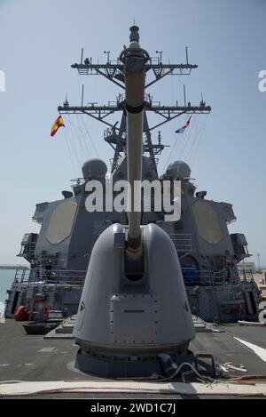 Il cacciatorpediniere di missili guidati classe Arleigh Burke USS Carney parte da Rota, in Spagna. Foto Stock