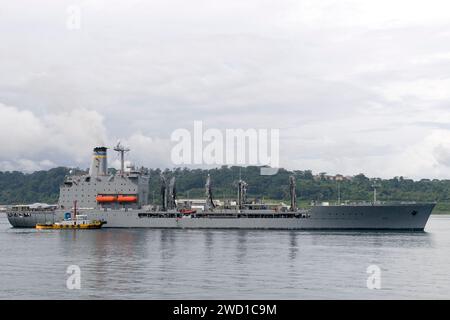 L'oliatore di rifornimento della flotta USNS John Ericsson transita nella baia di Subic. Foto Stock