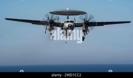 Un E2-C Hawkeye preallarme e attacco sorvolando l'Oceano Atlantico. Foto Stock