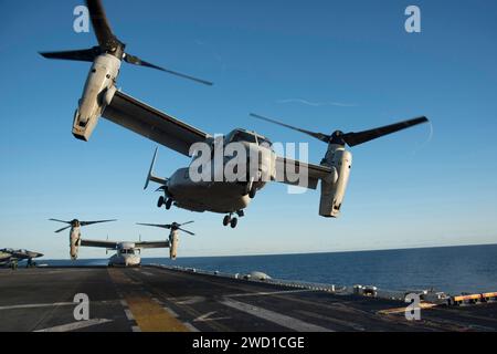 Un MV-22B Osprey decolla dal ponte di volo della USS Bonhomme Richard. Foto Stock