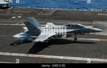 Un F/A-18F Super Hornet atterra a bordo della portaerei USS George H.W. Bush. Foto Stock