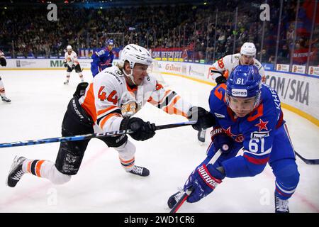 San Pietroburgo, Russia. 17 gennaio 2024. Giocatore dell'Amur Hockey Club, Jan Drozg (44) e giocatore dello SKA Hockey Club, Marat Khairullin (61) visto in azione durante la Kontinental Hockey League, stagione regolare KHL 2023 - 2024 tra SKA San Pietroburgo e Amur Khabarovsk al Ice Sports Palace. (Punteggio finale; SKA Saint Petersburg 6:2 Amur Khabarovsk) (foto di Maksim Konstantinov/SOPA Images/Sipa USA) credito: SIPA USA/Alamy Live News Foto Stock