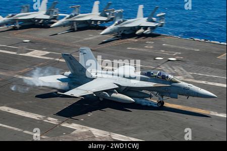 Un F/A-18F Super Hornet atterra a bordo della portaerei USS George H.W. Bush. Foto Stock