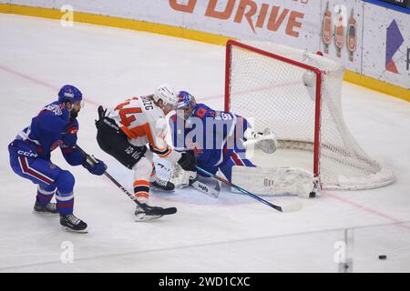 San Pietroburgo, Russia. 17 gennaio 2024. SKA Hockey Club giocatore, Nikita Serebryakov (98), Svyatoslav Grebenshchikov (68) e Amur Hockey Club giocatore, Jan Drozg (44) visto in azione durante la Kontinental Hockey League, stagione regolare KHL 2023 - 2024 tra SKA San Pietroburgo e Amur Khabarovsk al Ice Sports Palace. (Punteggio finale; SKA San Pietroburgo 6:2 Amur Khabarovsk) credito: SOPA Images Limited/Alamy Live News Foto Stock