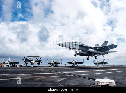 Un F/A-18F Super Hornet atterra a bordo della portaerei USS George H.W. Bush. Foto Stock