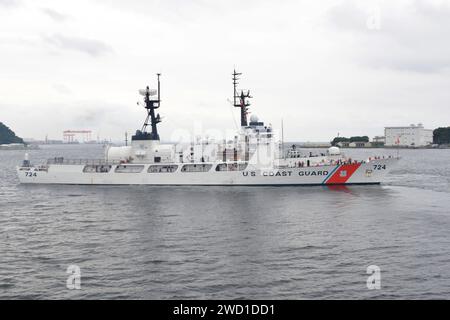 Il cutter della Guardia Costiera degli Stati Uniti Munro durante una visita al porto di Yokosuka, in Giappone. Foto Stock