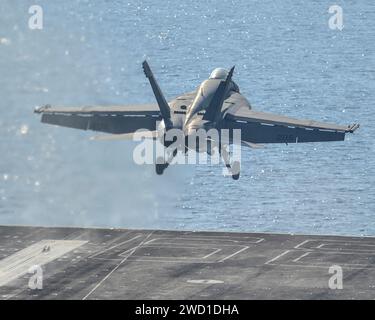 Un F/A-18E Super Hornet decolla dal ponte di volo della USS Nimitz. Foto Stock