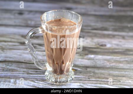 Bevanda al cioccolato al latte, un tipo di latte aromatizzato ottenuto mescolando solidi di cacao con latte (a base di latte o vegetale), zucchero utilizzato nel cioccolato commerciale Foto Stock