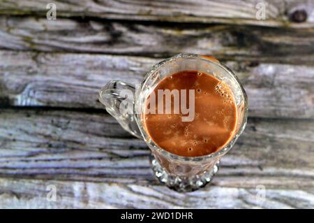 Bevanda al cioccolato al latte, un tipo di latte aromatizzato ottenuto mescolando solidi di cacao con latte (a base di latte o vegetale), zucchero utilizzato nel cioccolato commerciale Foto Stock