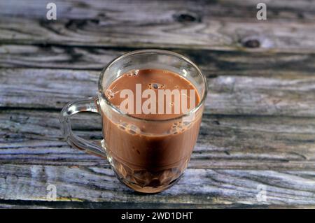 Bevanda al cioccolato al latte, un tipo di latte aromatizzato ottenuto mescolando solidi di cacao con latte (a base di latte o vegetale), zucchero utilizzato nel cioccolato commerciale Foto Stock