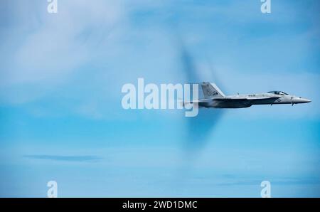 Un F/A-18E Super Hornet rompe la barriera acustica. Foto Stock